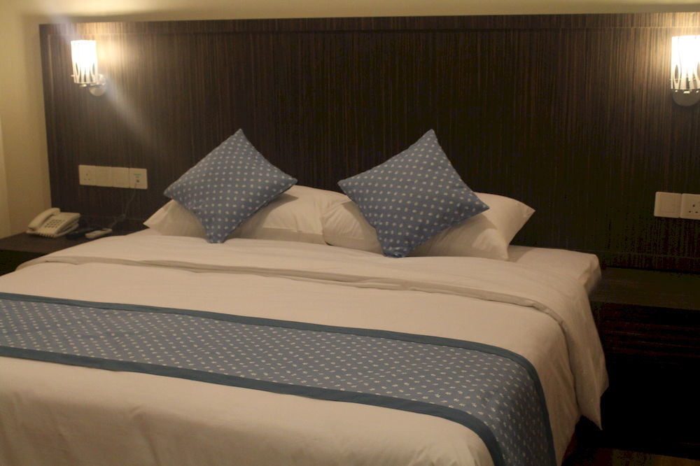 Super Oyo 985 Hotel Nur Miri Eksteriør bilde