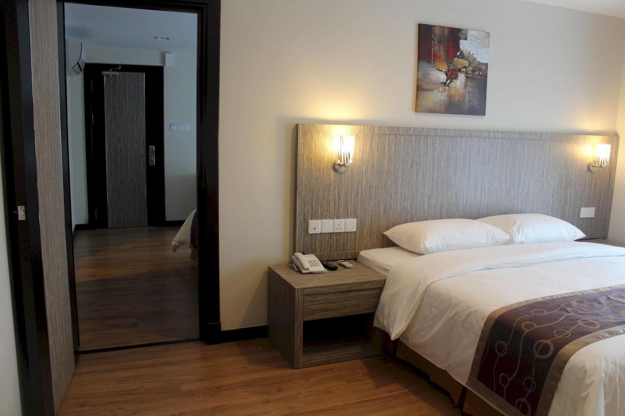 Super Oyo 985 Hotel Nur Miri Eksteriør bilde