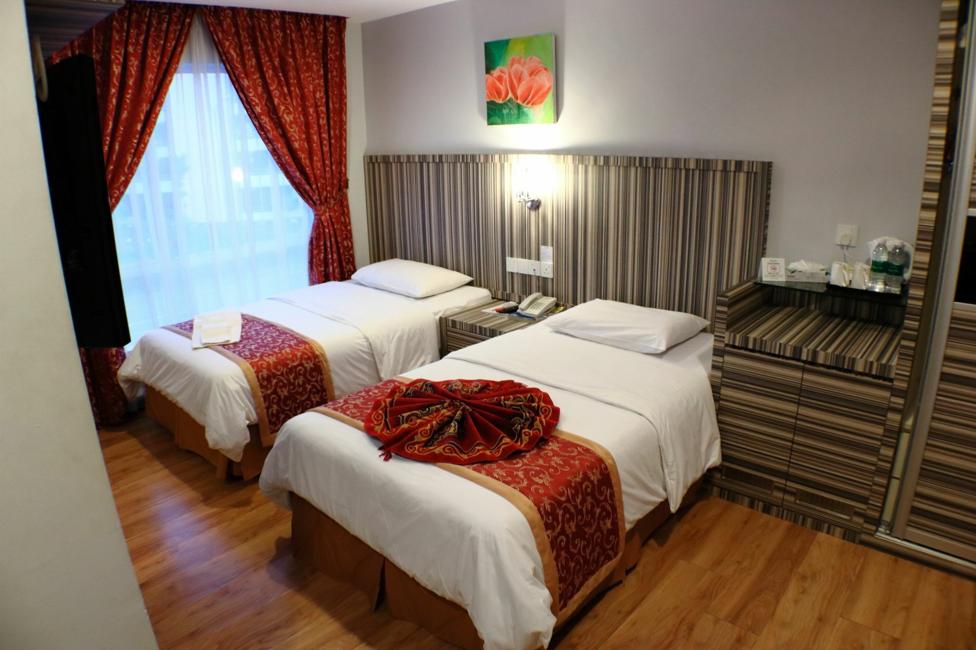 Super Oyo 985 Hotel Nur Miri Eksteriør bilde